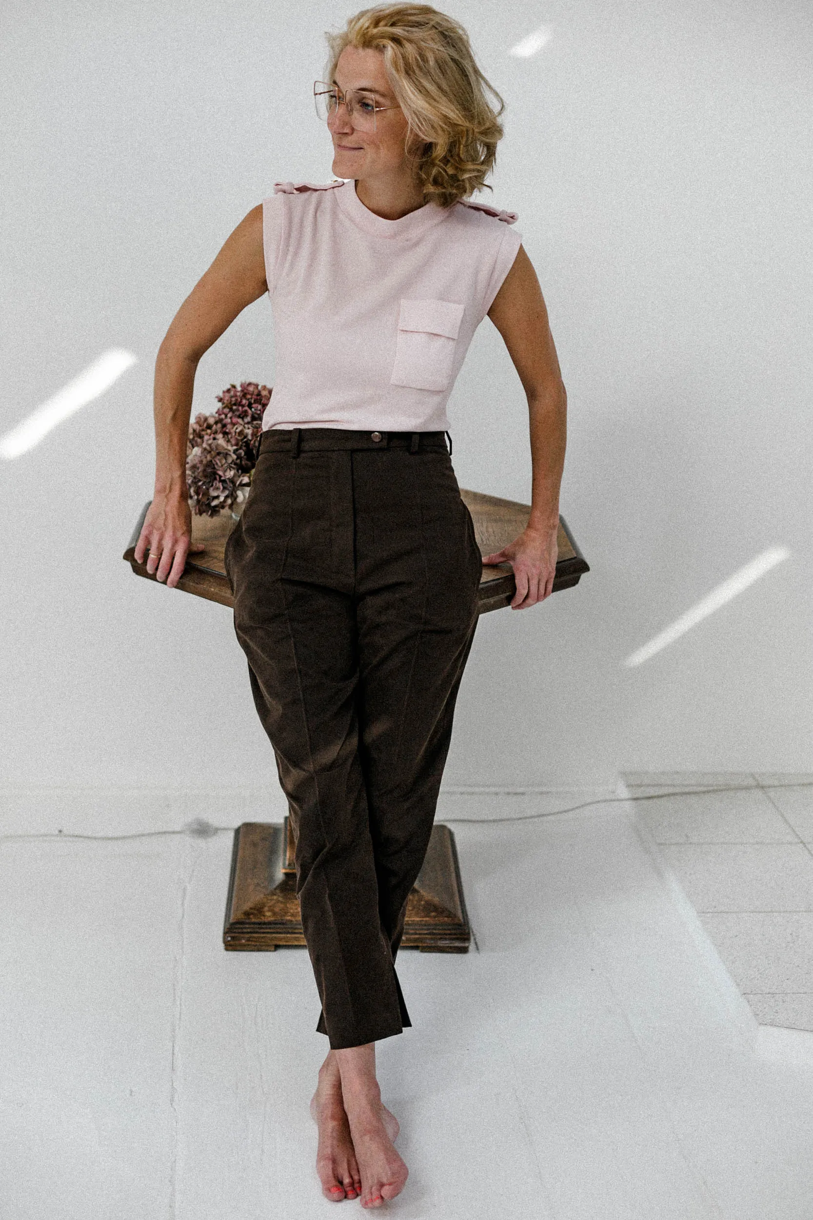 68-7 High-waisted, slim trousers with a stitched-in crease