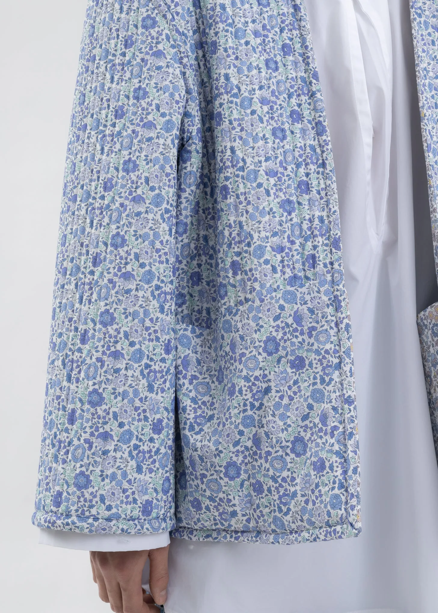 LIGHT BLUE AND ECRU FLOWERS REVERSIBLE QUILTED CROPPED COAT