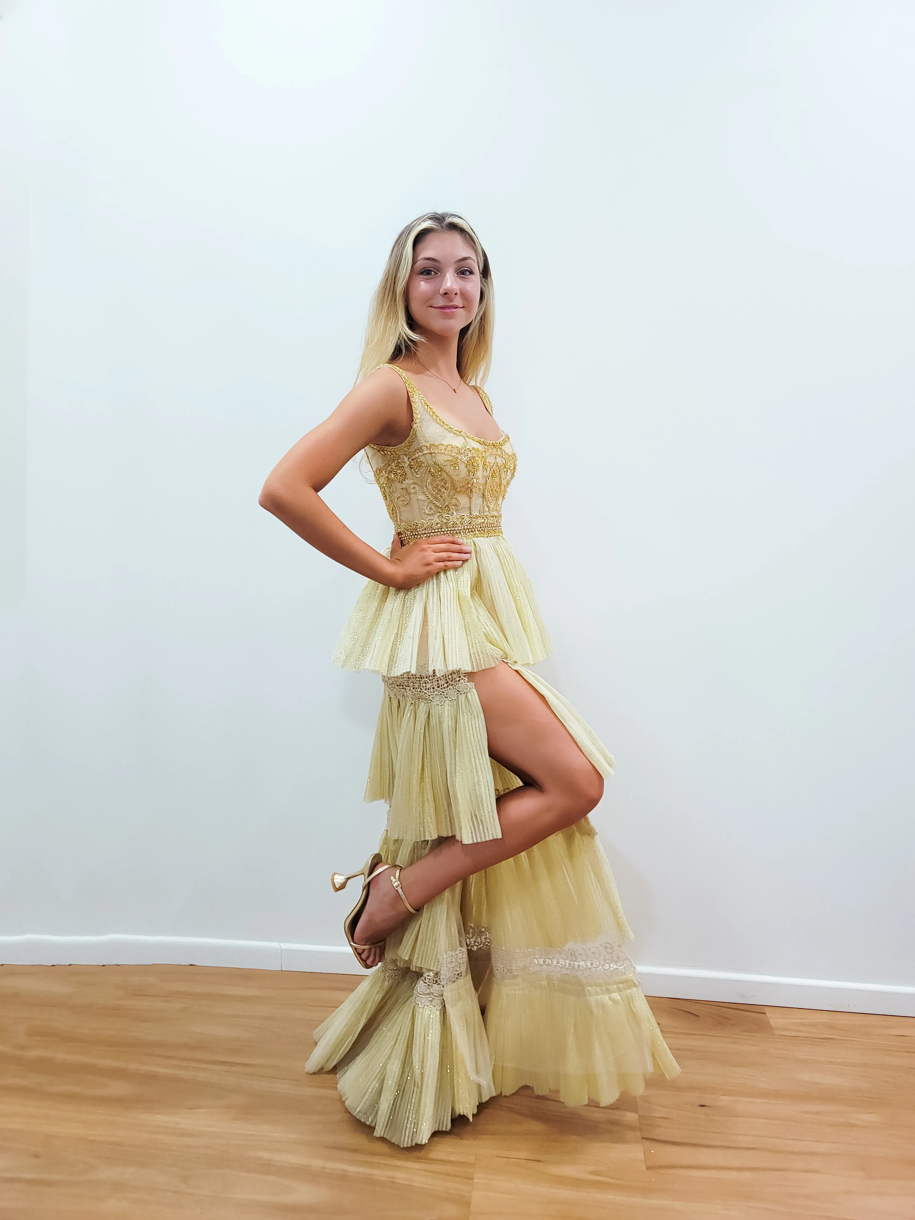 Sparkling gold pleated tulle 4-tiered dress with slit